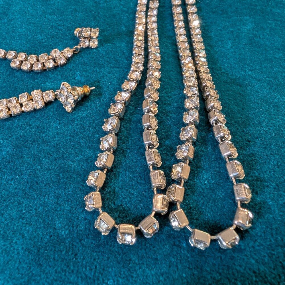Vintage Circa 1950s Faceted Glass Rhinestone Collar Necklace 30” & Earrings